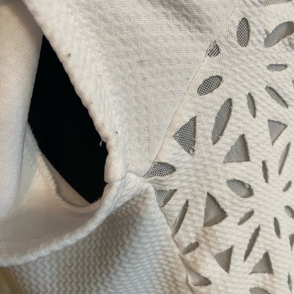 Fabletics short sleeve geometric pattern top. Size Medium - Picture 5 of 7